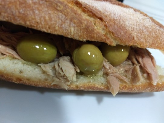 Bocadillos de atún con aceitunas