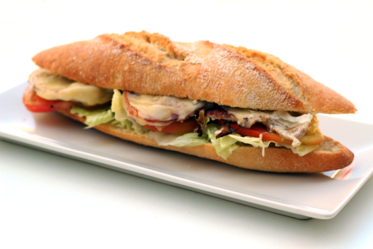 BOCADILLOS DE LOMO, QUESO, TOMATE, LECHUGA Y MAHONESA