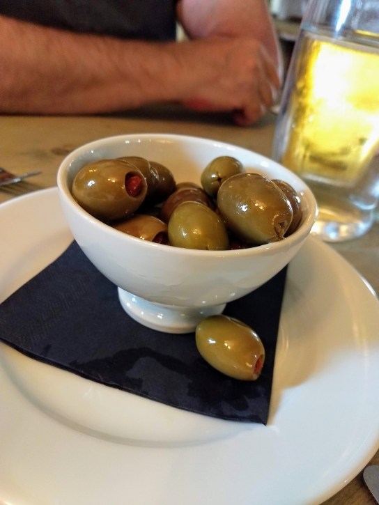 ACEITUNAS MARINADAS, RELLENAS DE QUESO FETA Y TOMATE