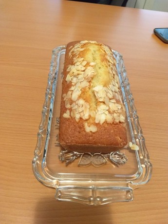 Bizcocho con cobertura de pasas y almendras