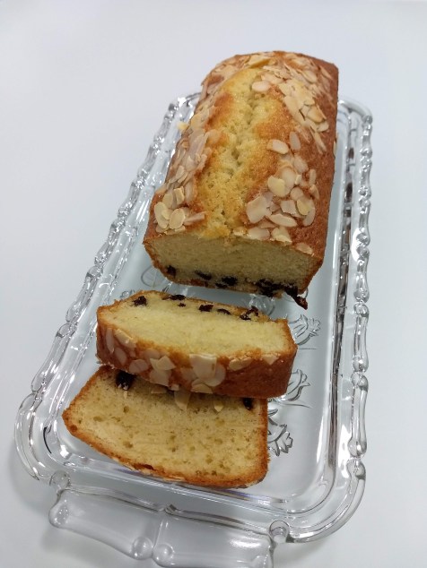 bizcocho de pasas recubierto con cobertura de almendras