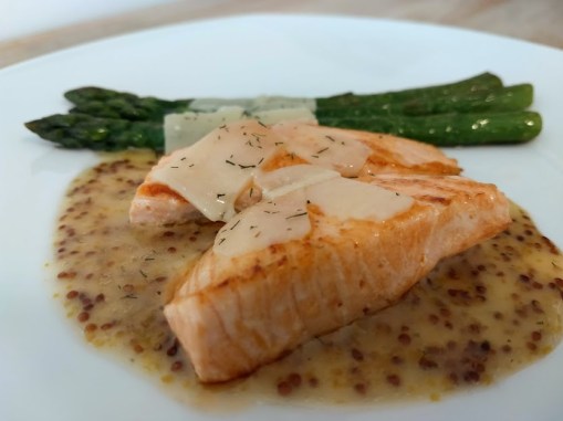 Salmón con salsa de mostaza y miel