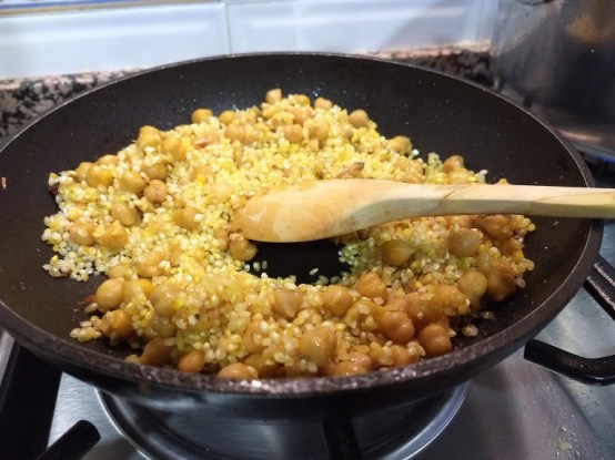sofriendo el arroz para el arroz al horno