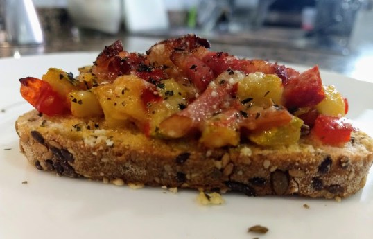Tostada de verduras y bacon