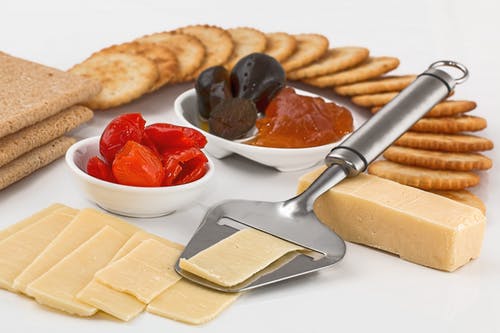 tipos de pan y frutos secos para acompañar el queso