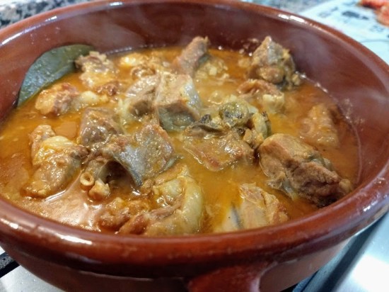 Cazuela de choto al ajillo