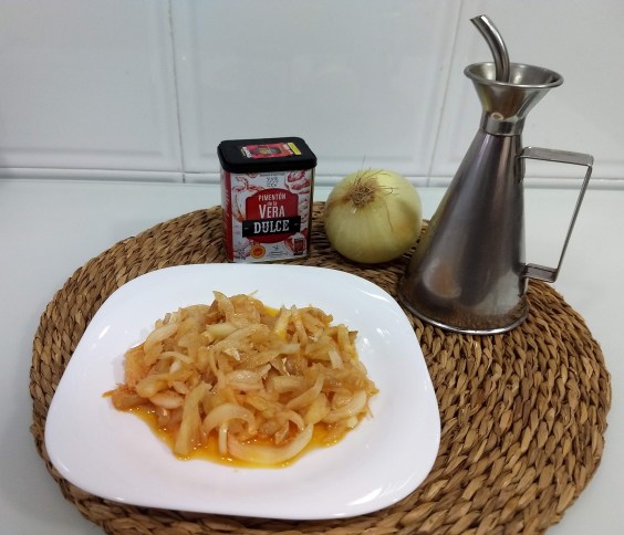 Esgarraet de bacalao, cebolla y pimentón