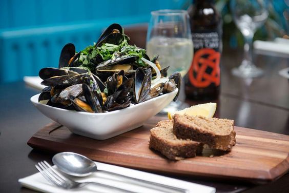 Soda bread servido con mejillones 