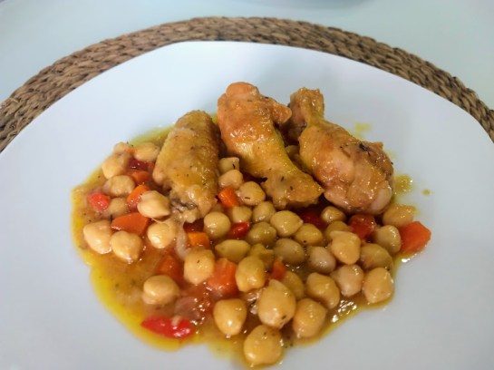 Guiso de alitas de pollo con garbanzos