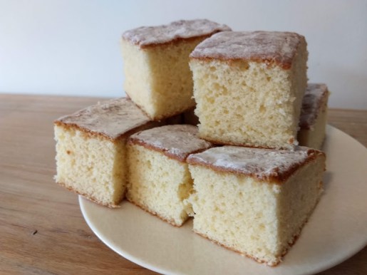 trozos de bizcocho de yogur