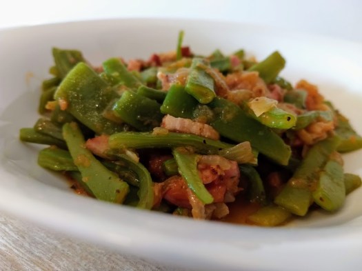 Judías verdes con tomate y bacon