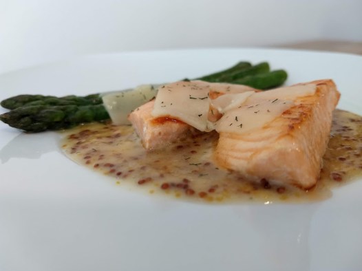 Salmón con salsa de mostaza y miel