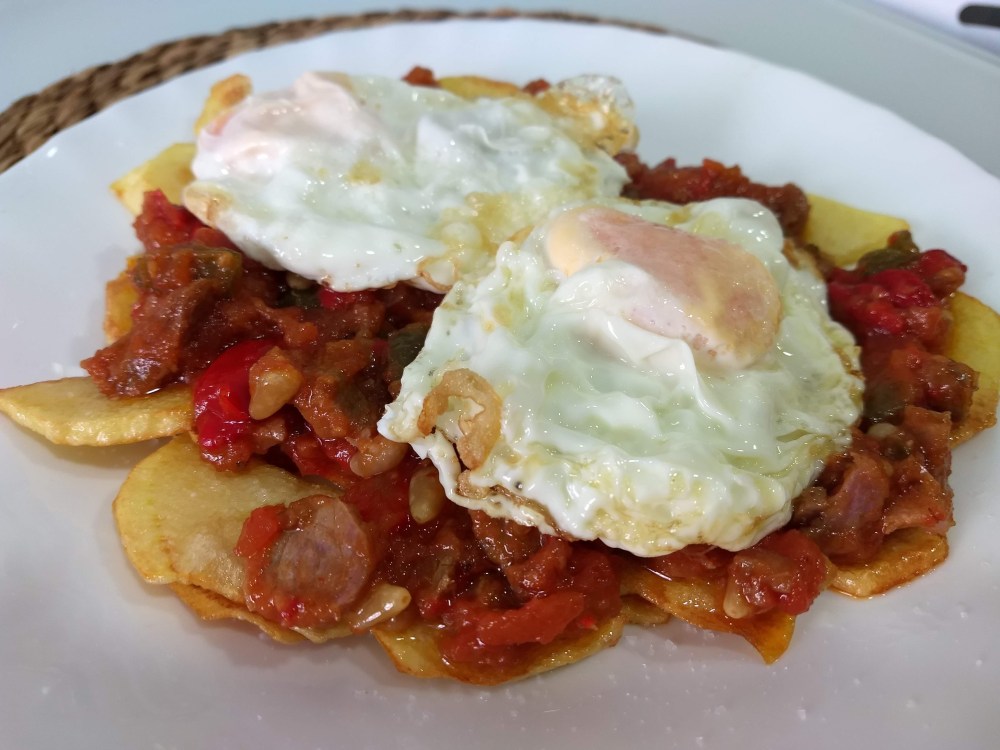 pimentó amb tonyina (pimiento, tomate y atún)