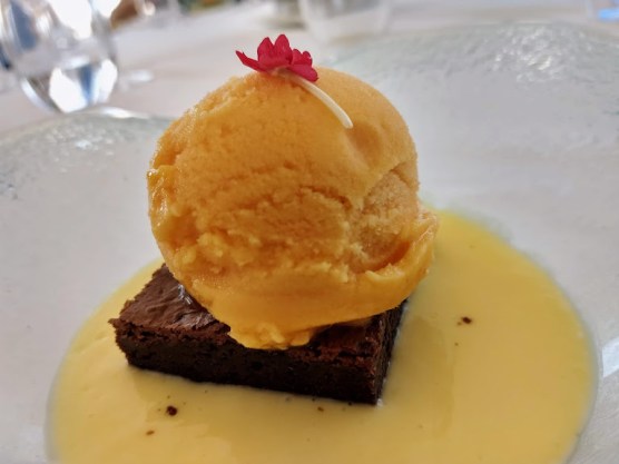 Brownie de chocolate sobre clema inglesa y helado