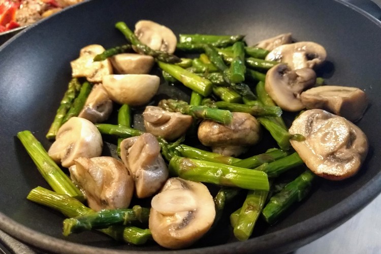 Salteado espárragos trigueros con champiñones