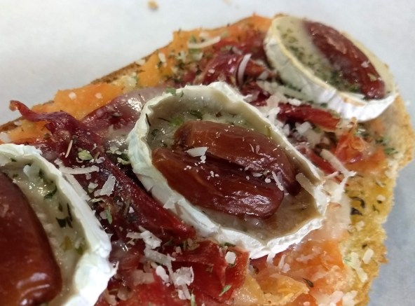 tosta jamón, dátiles y queso de cabra