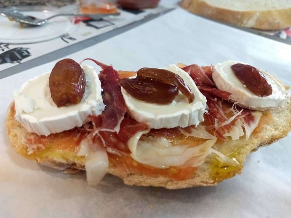 tosta jamón, dátiles y queso de cabra