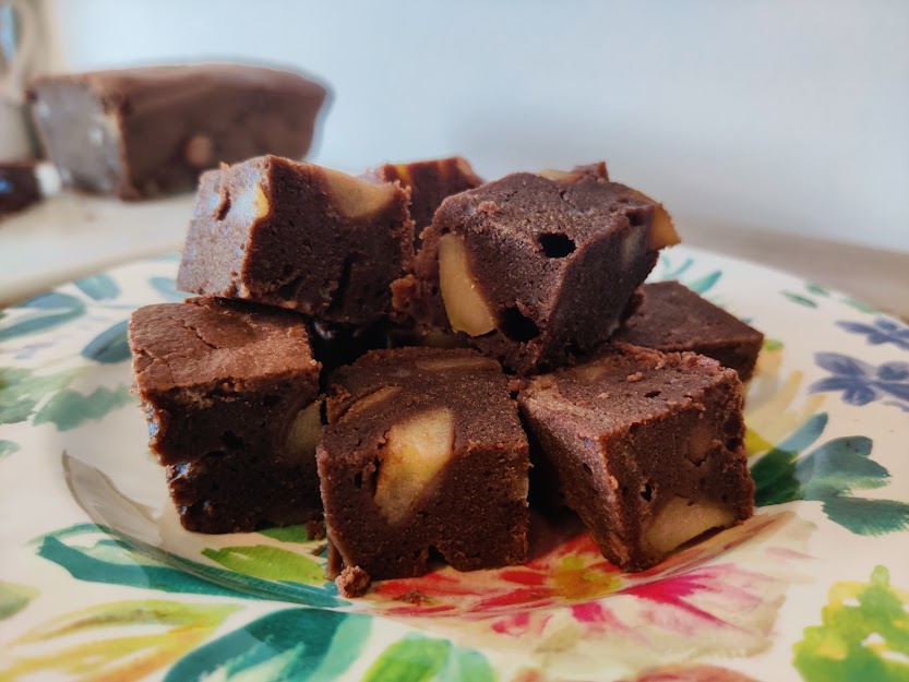 Bizcocho húmedo de chocolate con manzana