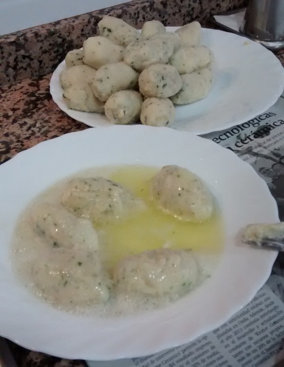 Albóndigas de bacalao a punto de freirse
