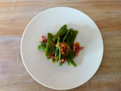 judías verdes con tomate y bacon
