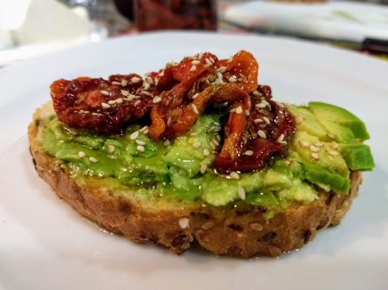Tostada de aguacate con tomate seco en aceite