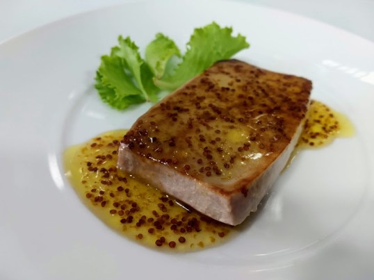 Atún a la plancha con salsa de mostaza a la miel