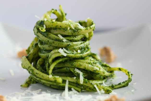 Pasta con pesto de rucula y nueces