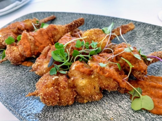 Brocheta de rape y gamba con rebozado de maíz