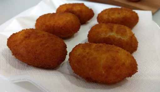 Croquetas con salsa bechamel
