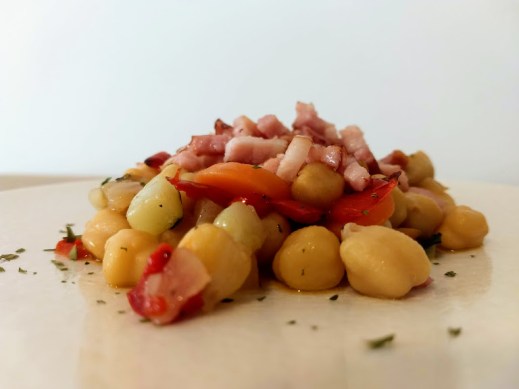 Garbanzos con verduras y bacon