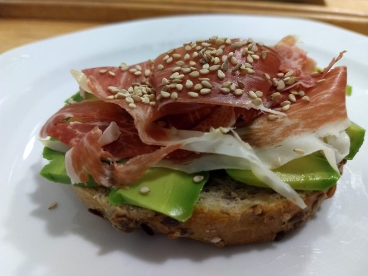 Tostada de aguacate con jamón y semillas de sésamo