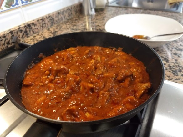 Mezcla de todos los ingredientes en el pollo tikka masala